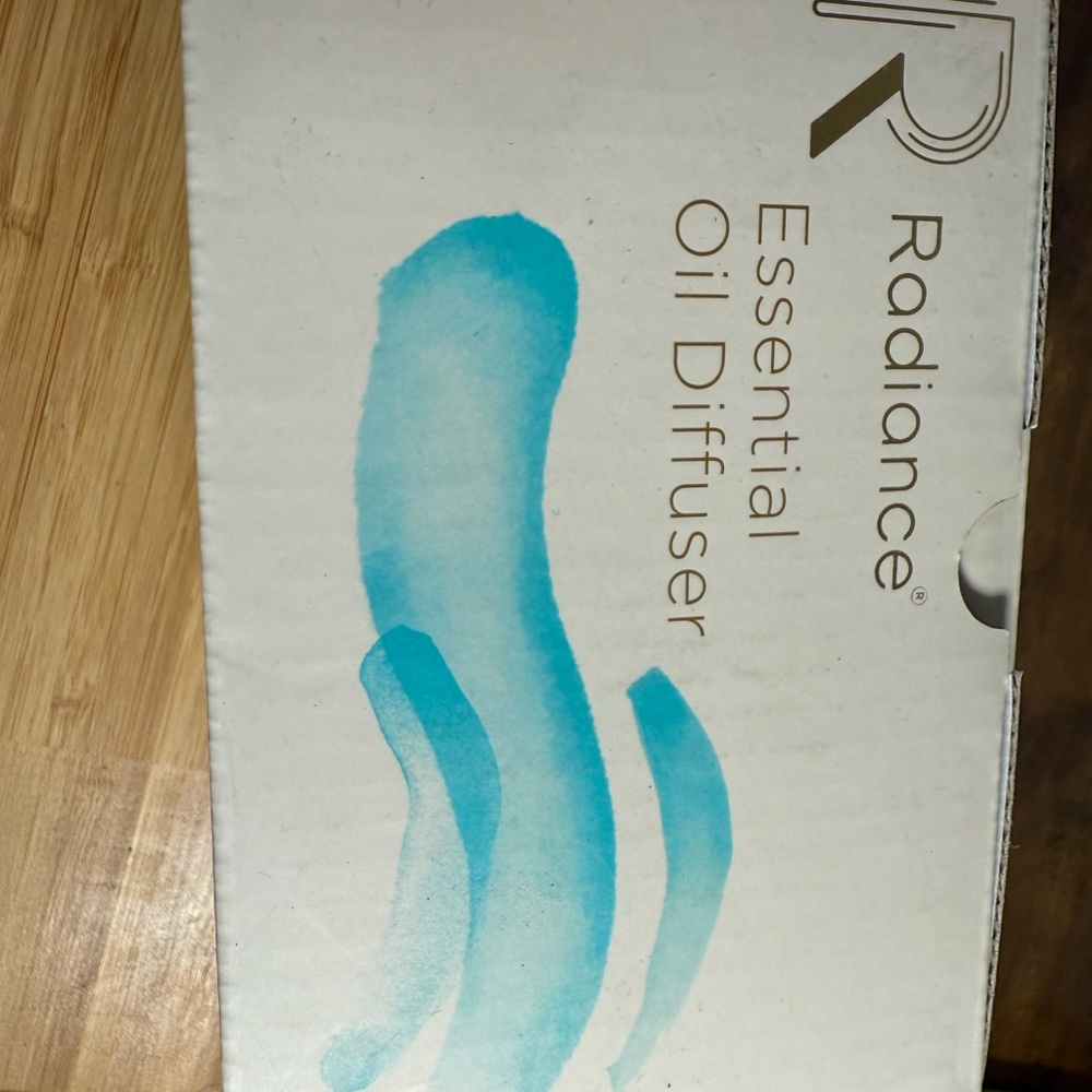 Essential Oil Diffuser Set with Multi-Colored Oils - Picture 2 of 7